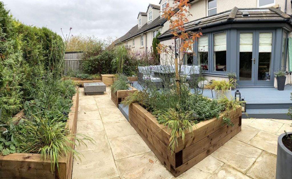 Small patio garden design with raised sleeper bed  small patio garden design.