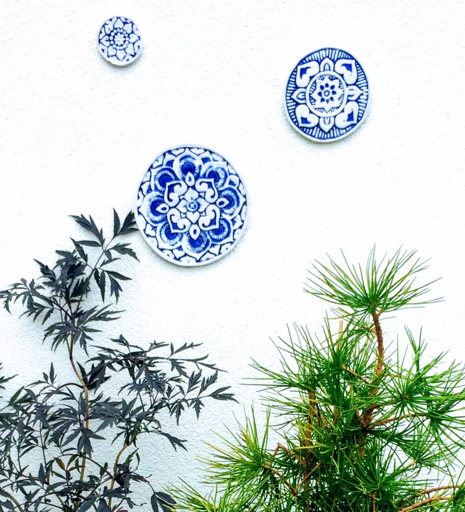 Artistic blue and white plate wall décor.